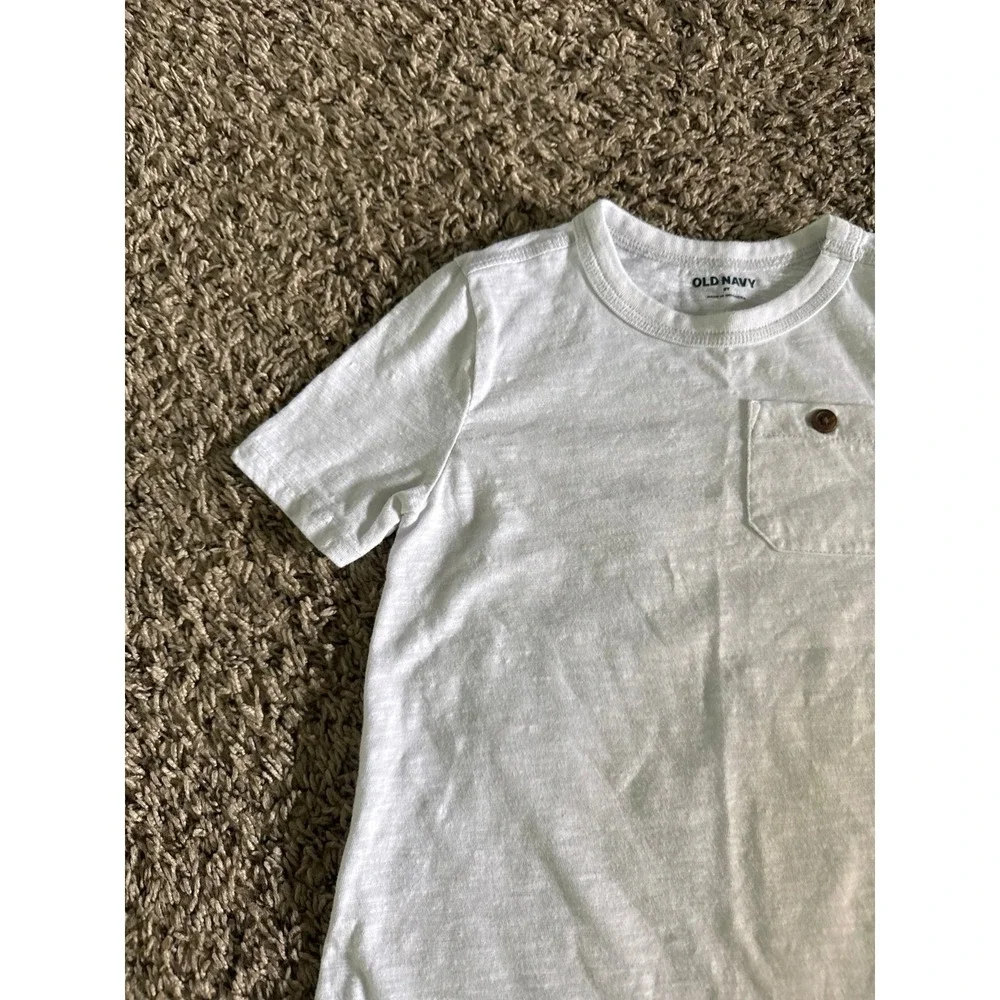Old Navy Boys White Front Pocket Short Sleeve Tee Size 5T‎